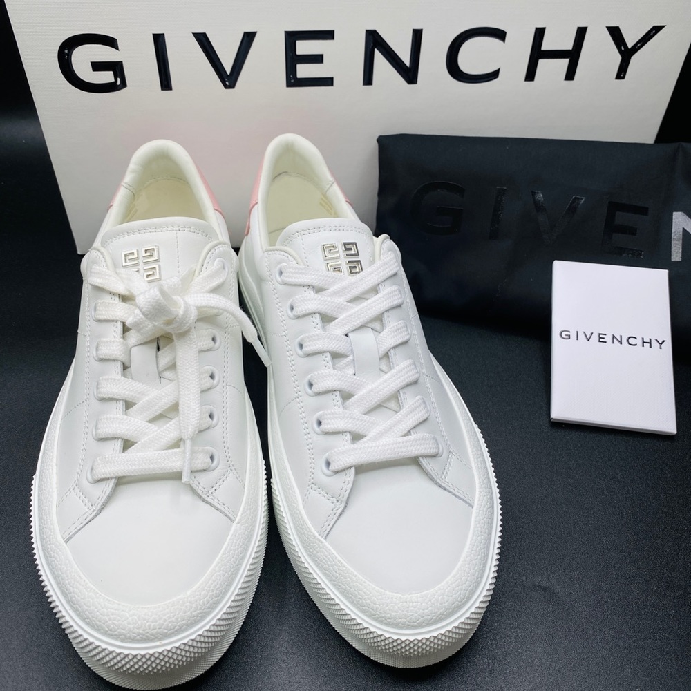 Authentic Women’s City Court Leather Sneakers SIZE 9 NWB